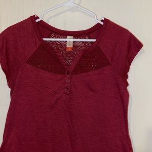 MAROON T-SHIRT WITH LACE